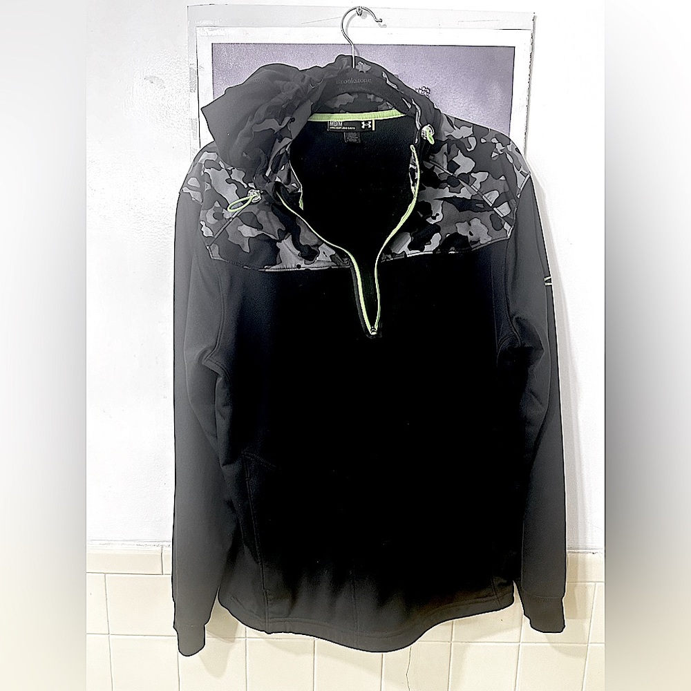 Loose. Medium Under Armour 1/4 zip pullover hoodie for men’s